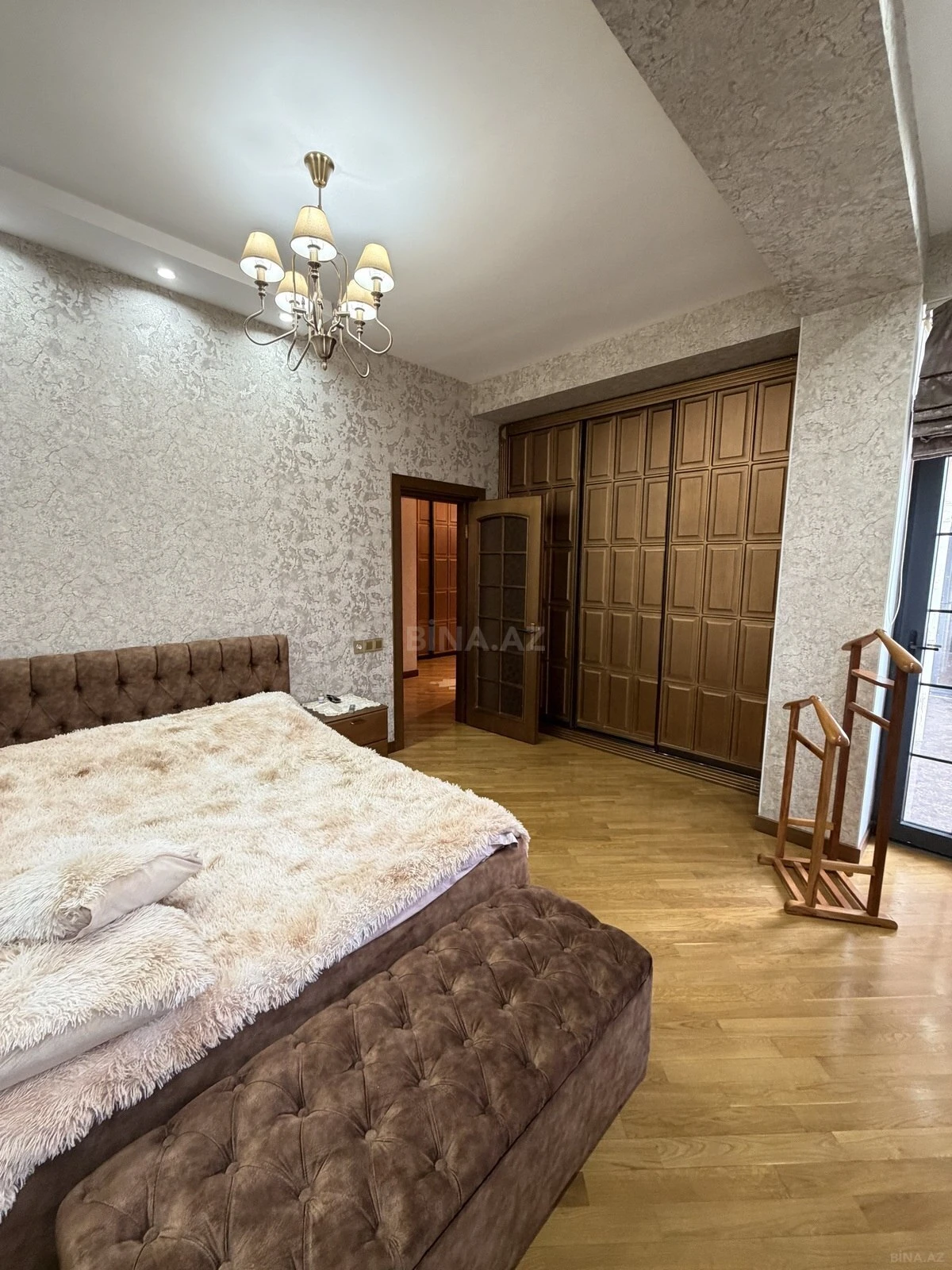 Satılır 4 otaqlı mənzil 174 m²