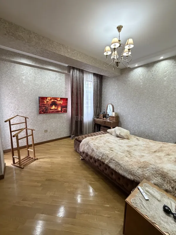 Satılır 4 otaqlı mənzil 174 m²