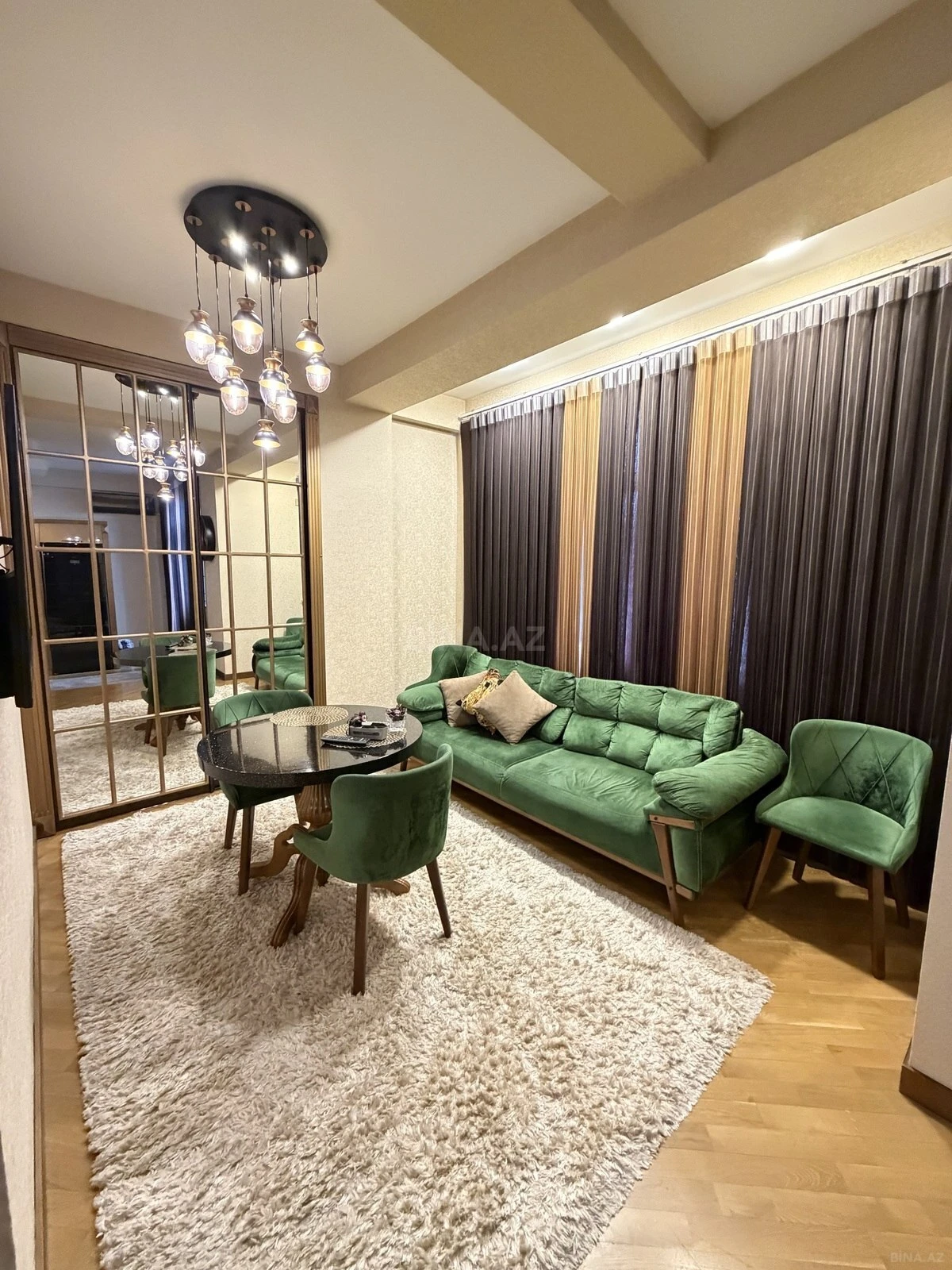 Satılır 4 otaqlı mənzil 174 m²