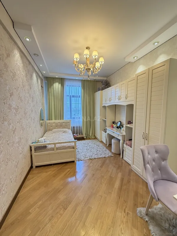 Satılır 4 otaqlı mənzil 174 m²