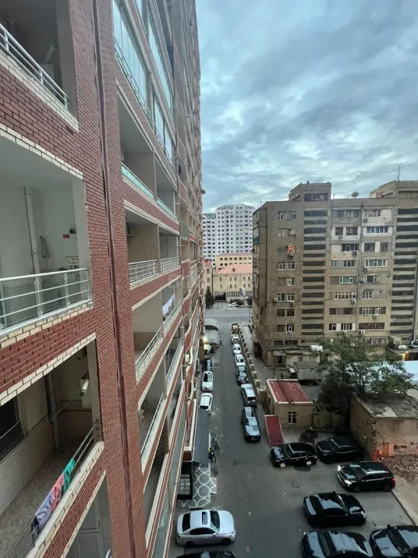 Satılır 4 otaqlı mənzil 157 m²