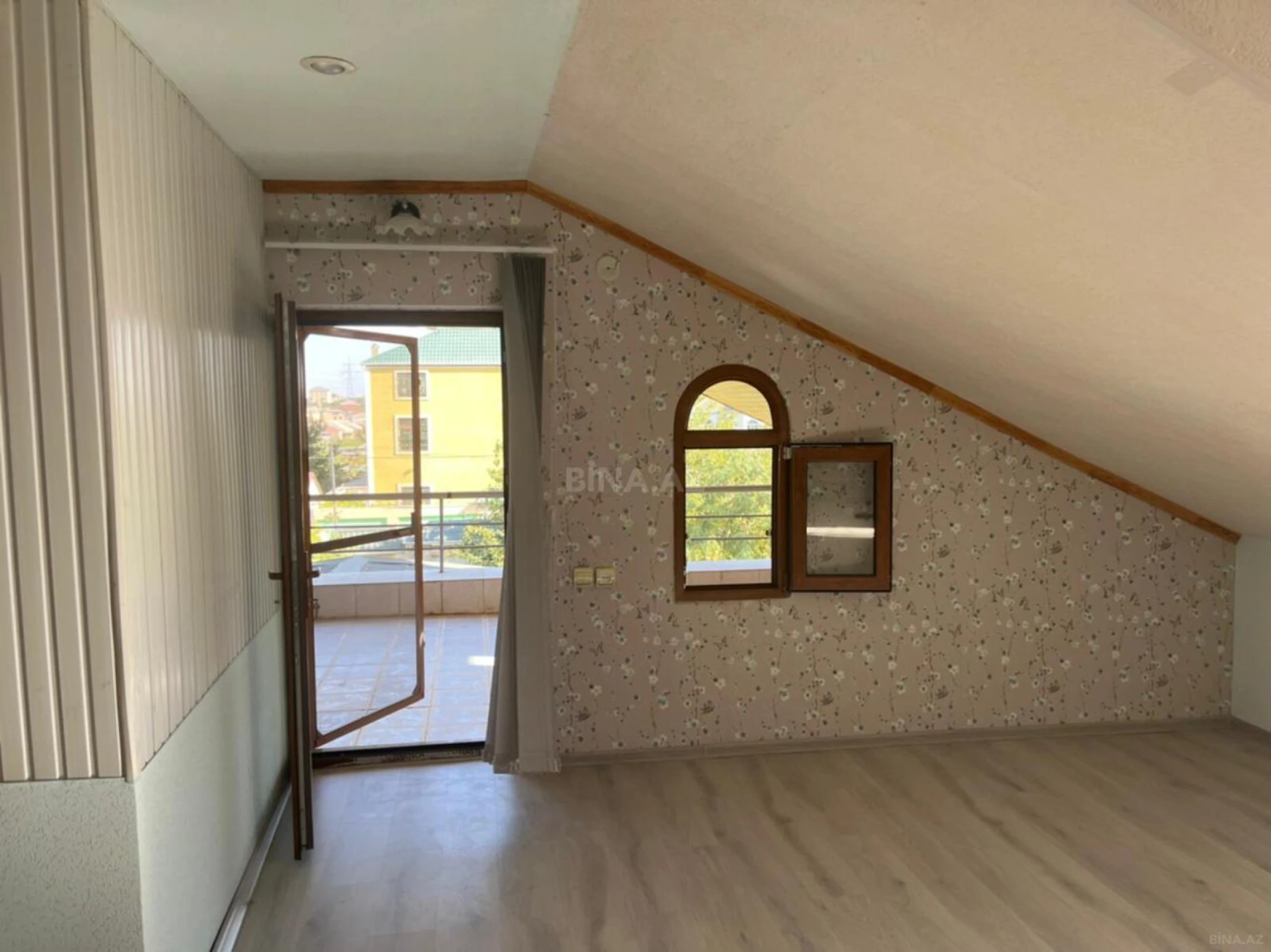 Satılır 5 otaqlı həyət evi 200 m²