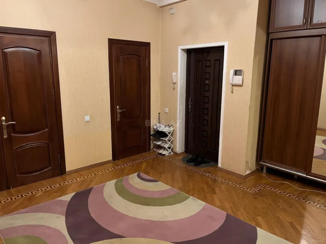 Satılır 3 otaqlı mənzil 175 m²