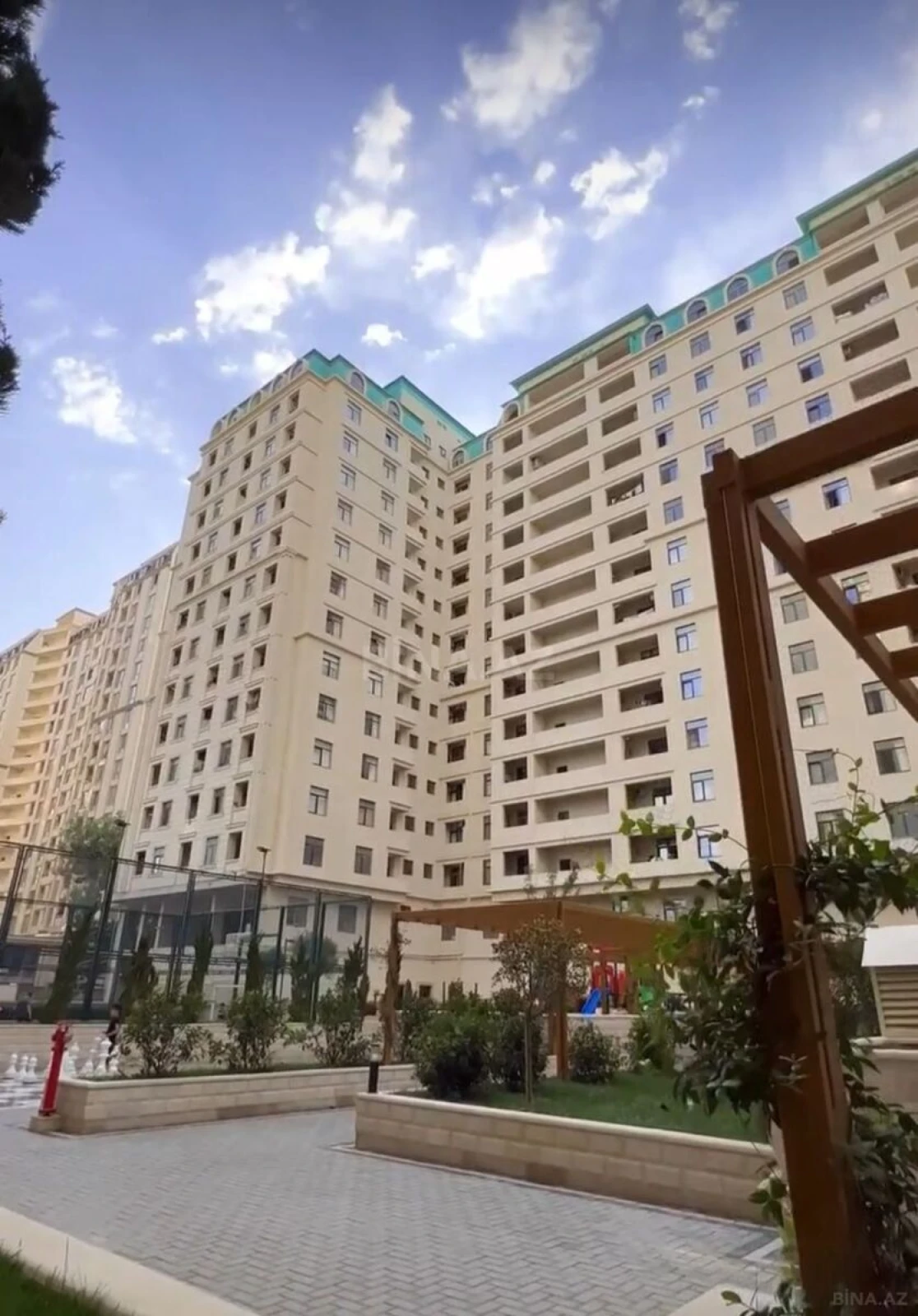Satılır 3 otaqlı mənzil 141 m²