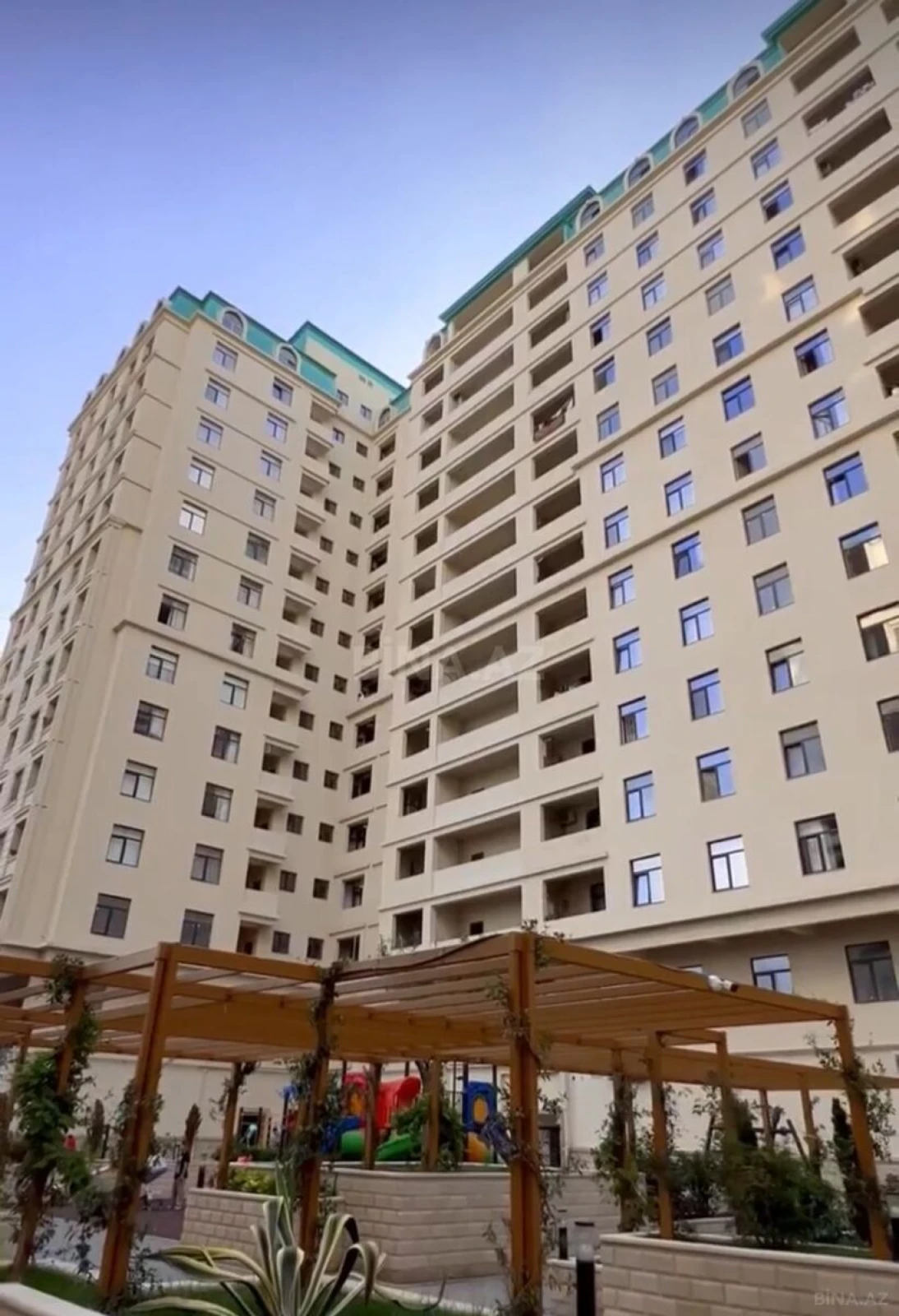 Satılır 3 otaqlı mənzil 141 m²