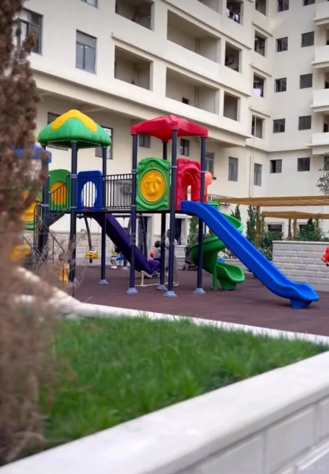 Satılır 3 otaqlı mənzil 141 m²