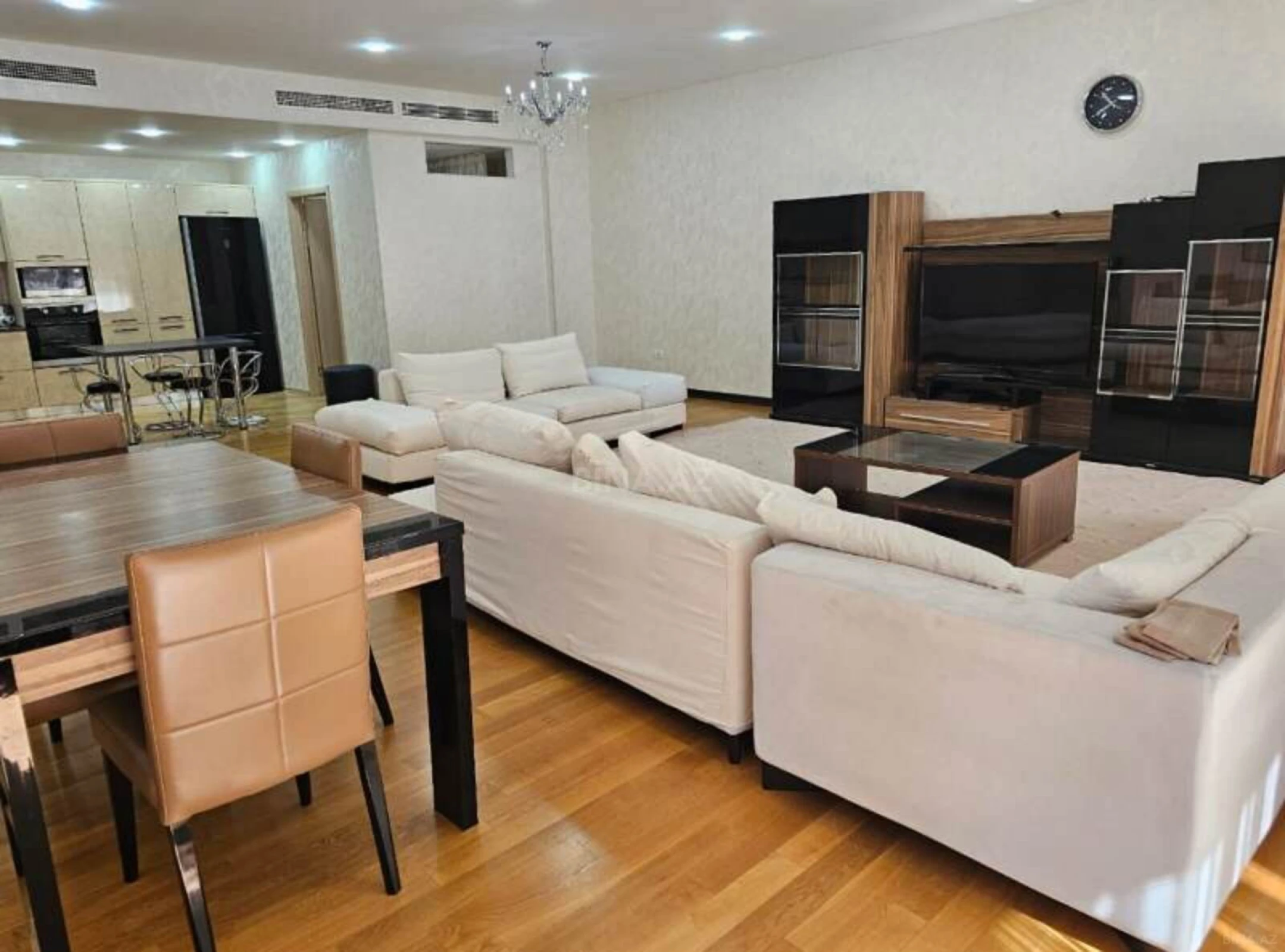 Kirayə verilir 4 otaqlı mənzil 225 m²