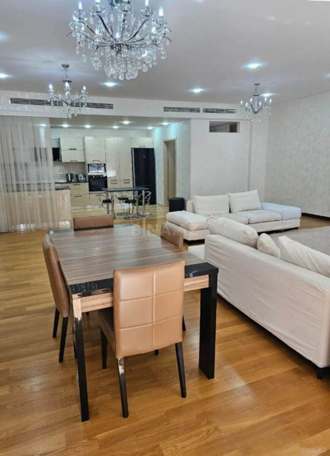 Kirayə verilir 4 otaqlı mənzil 225 m²