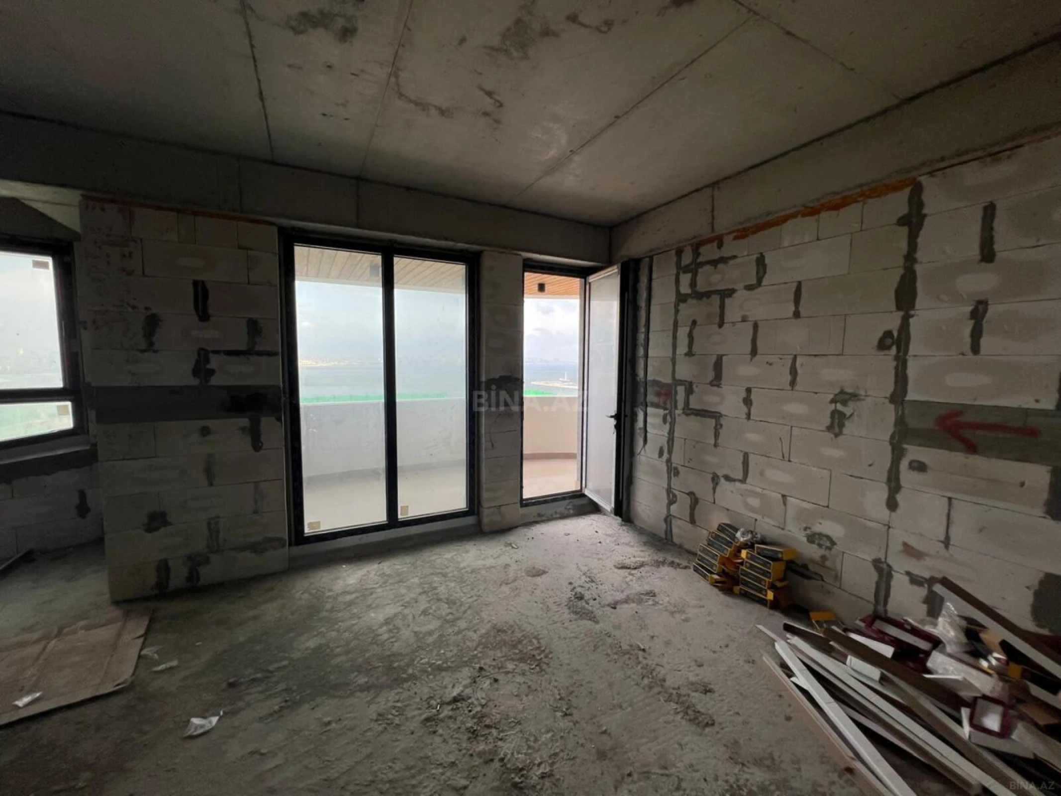 Satılır 4 otaqlı mənzil 165 m²