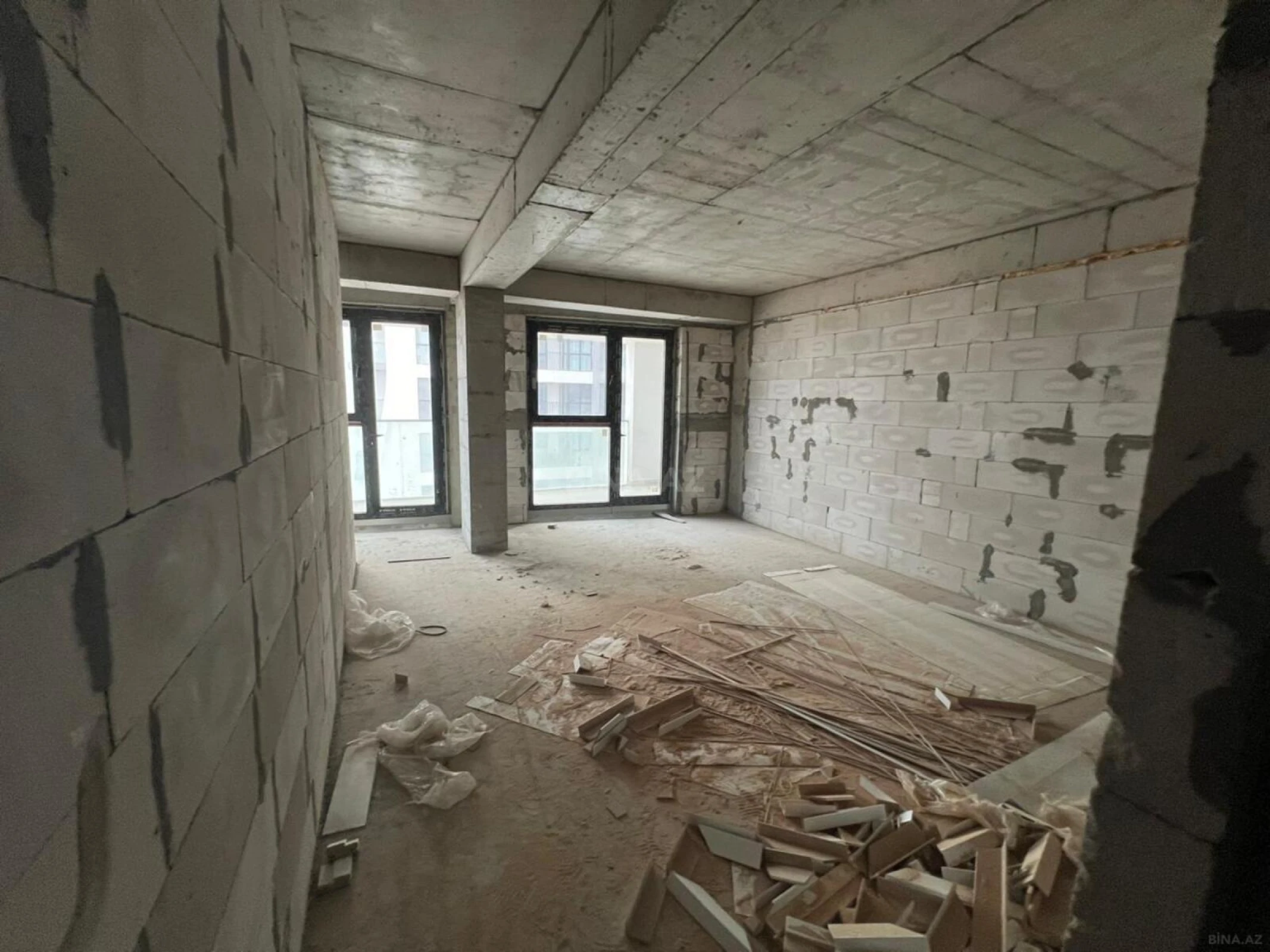 Satılır 4 otaqlı mənzil 165 m²