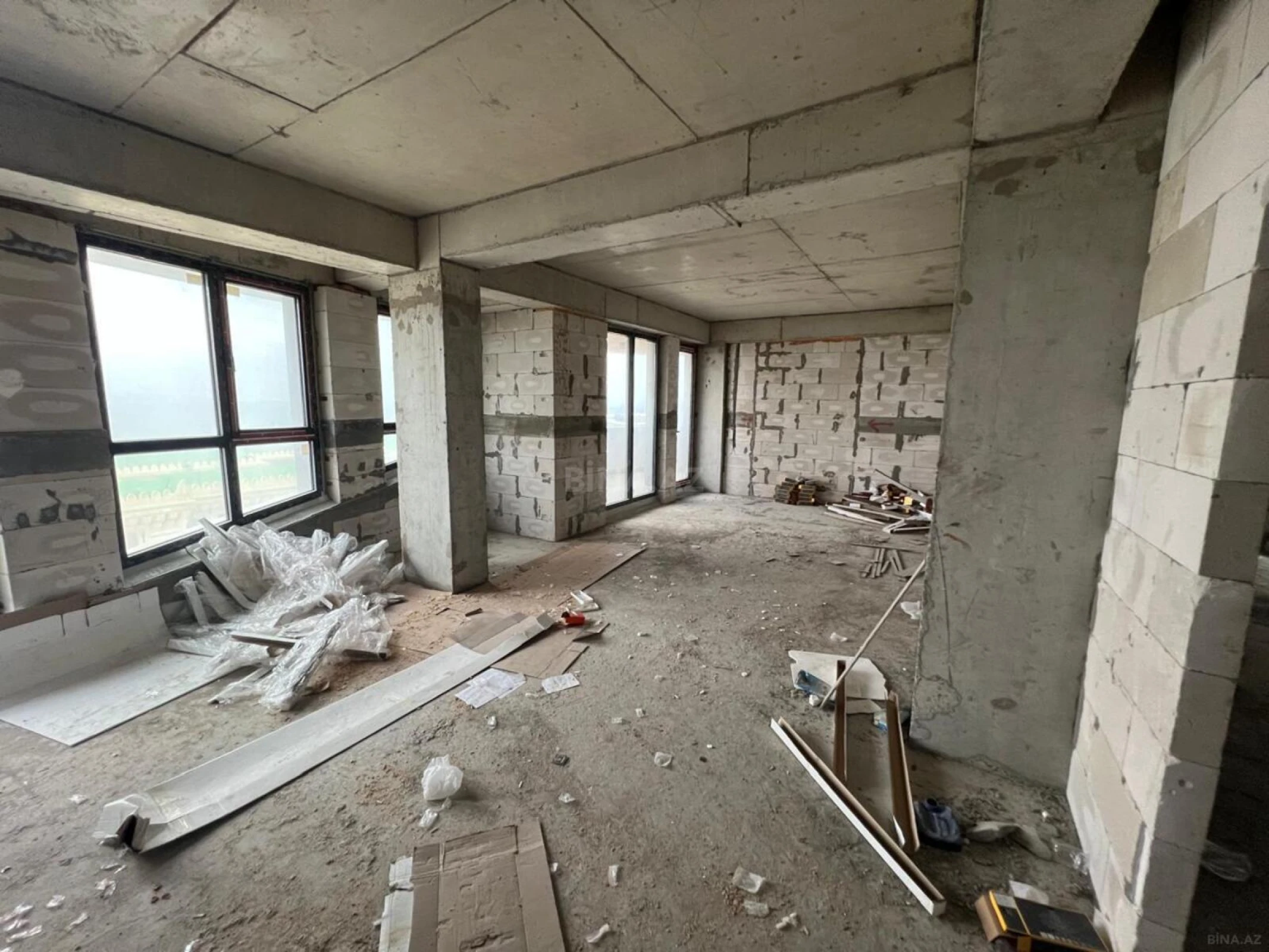 Satılır 4 otaqlı mənzil 165 m²