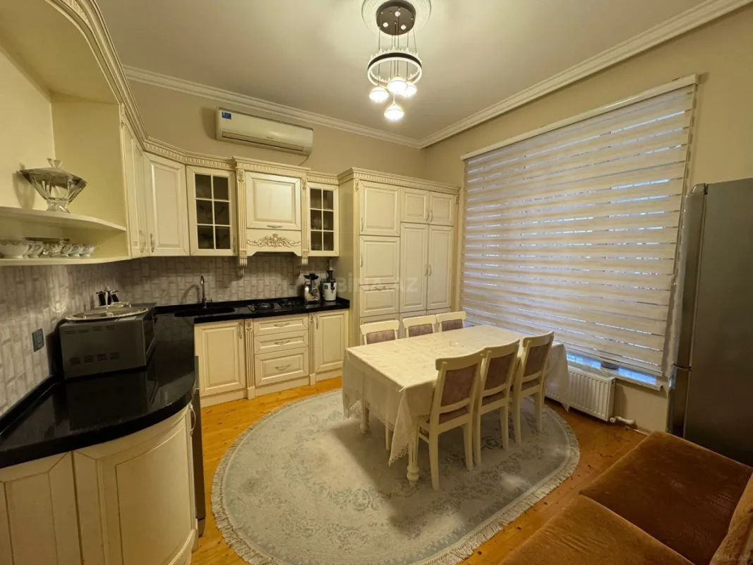 Satılır 10 otaqlı həyət evi 280 m²