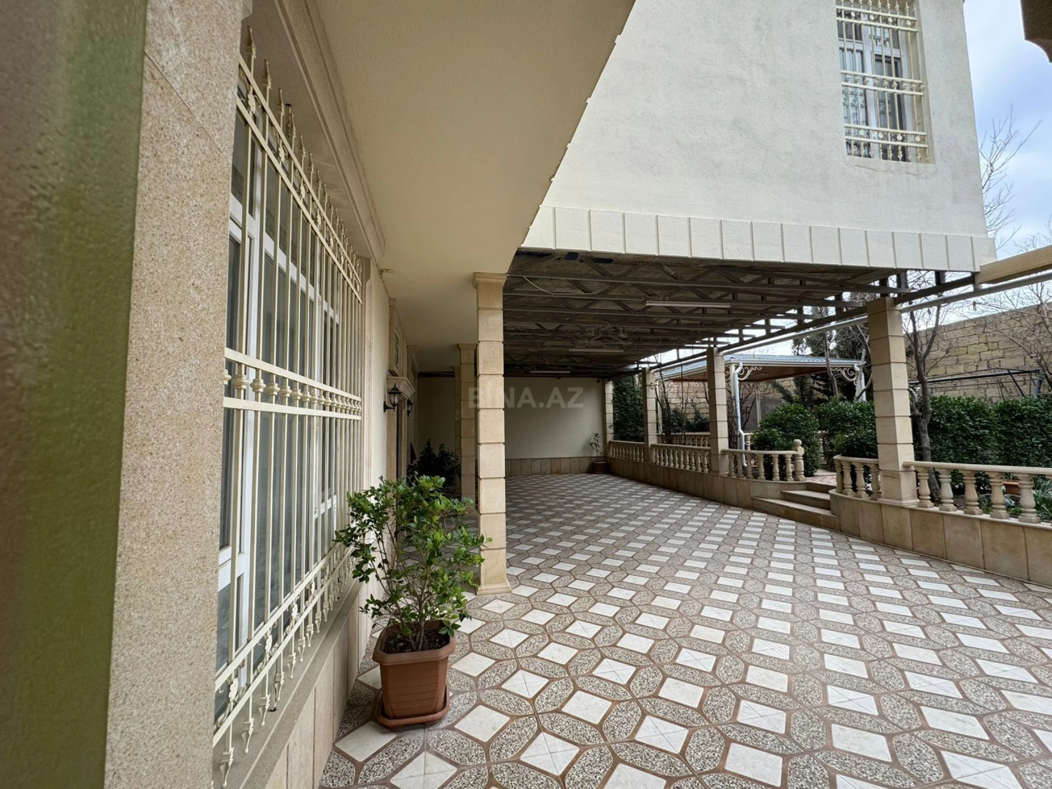 Satılır 10 otaqlı həyət evi 280 m²