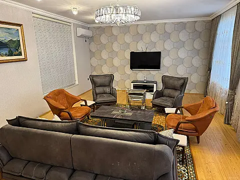 Satılır 10 otaqlı həyət evi 280 m²