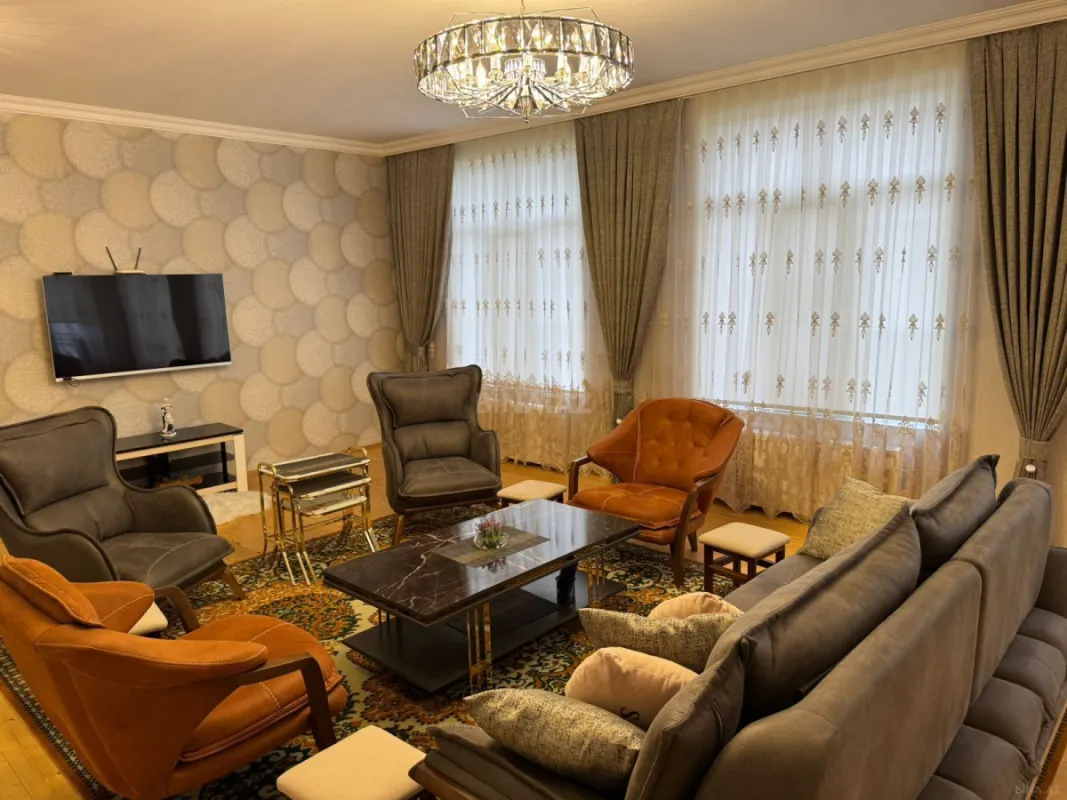 Satılır 10 otaqlı həyət evi 280 m²