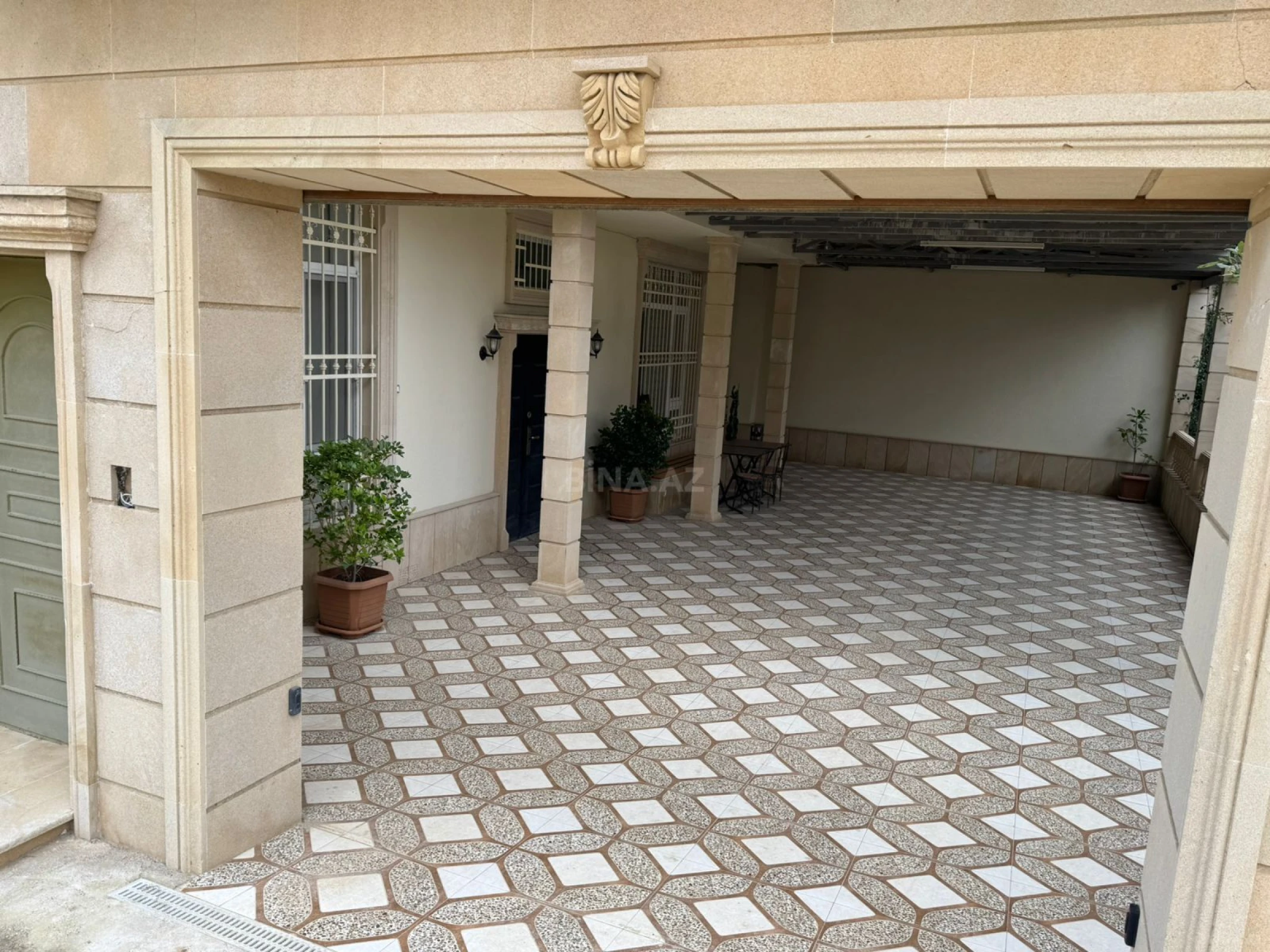 Satılır 10 otaqlı həyət evi 280 m²