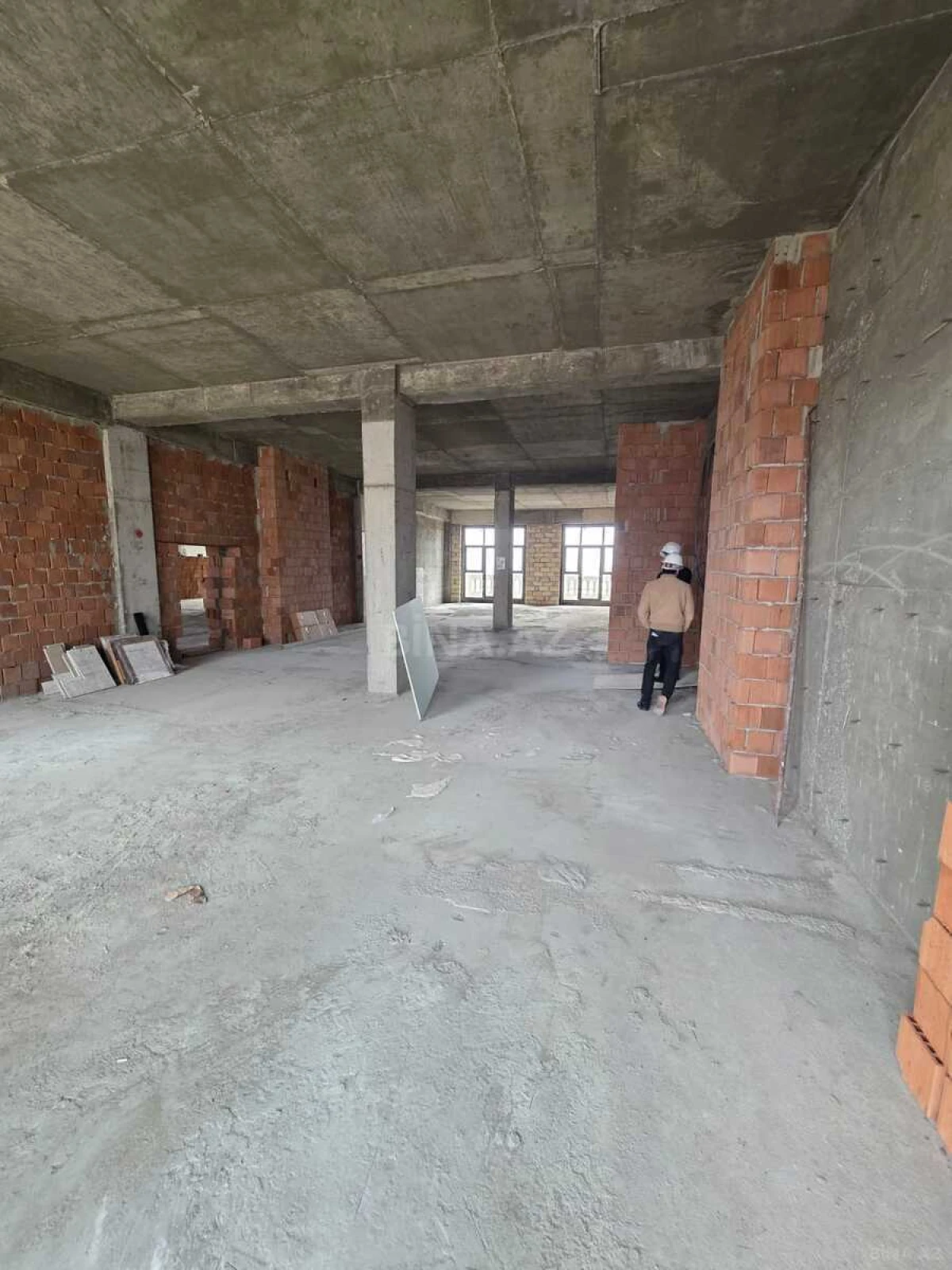 Satılır 3 otaqlı mənzil 196 m²