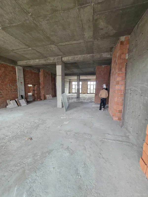 Satılır 3 otaqlı mənzil 196 m²