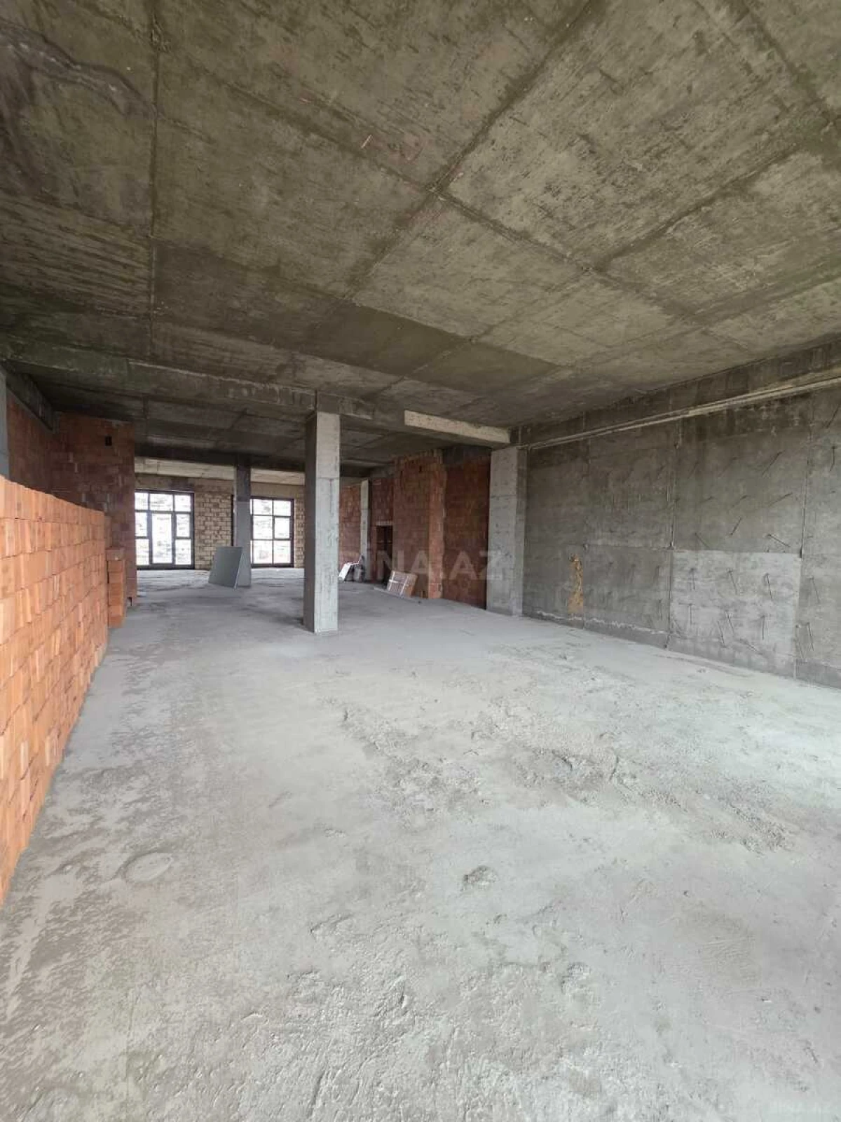 Satılır 3 otaqlı mənzil 196 m²
