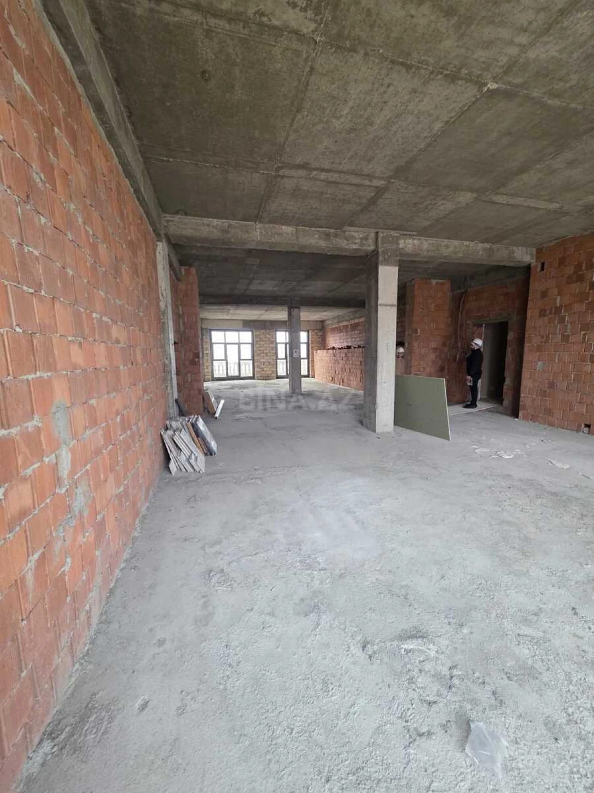 Satılır 3 otaqlı mənzil 196 m²