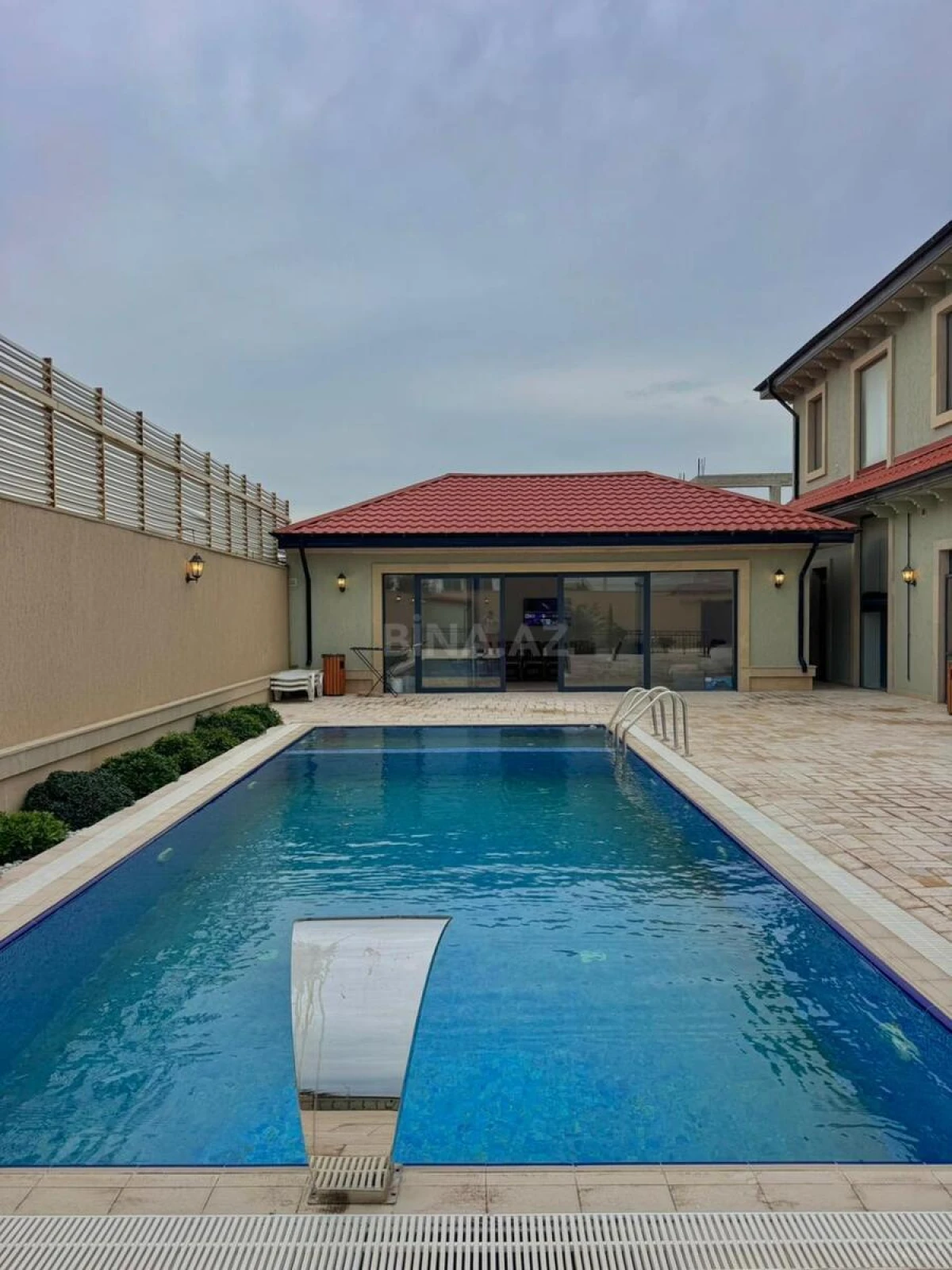 Satılır 5 otaqlı həyət evi 450 m²