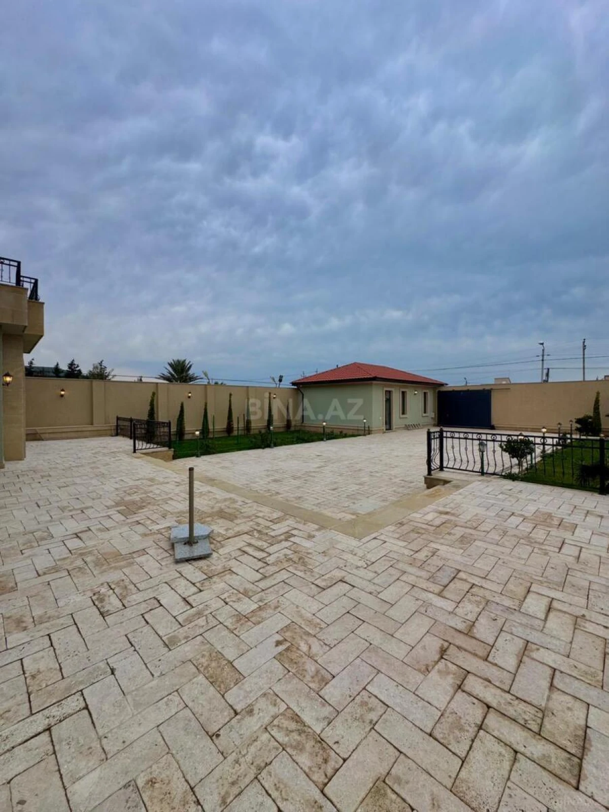 Satılır 5 otaqlı həyət evi 450 m²