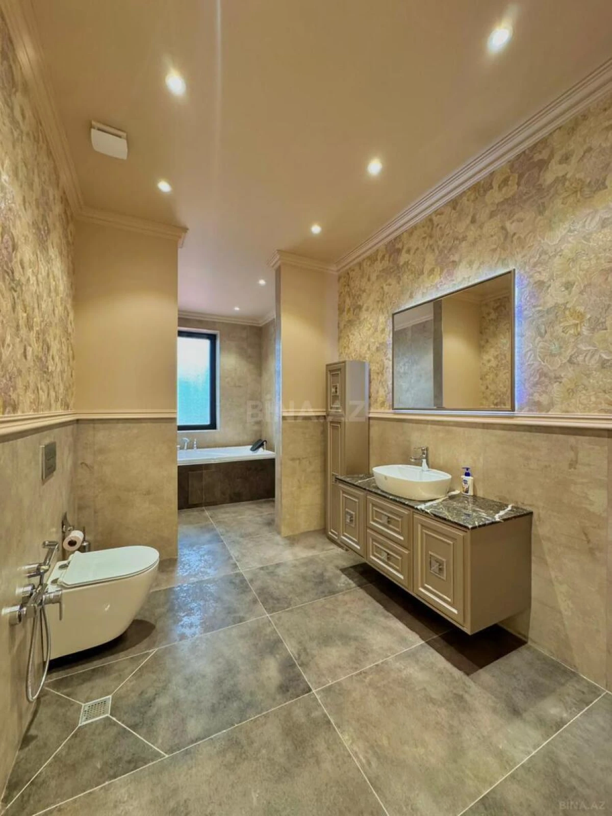 Satılır 5 otaqlı həyət evi 450 m²