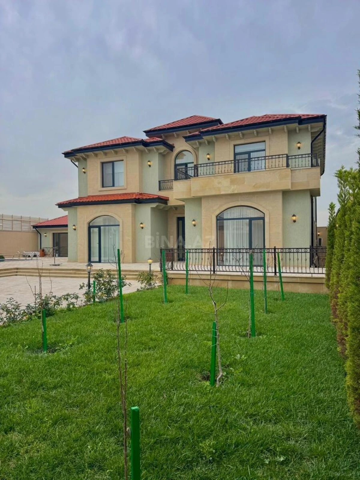 Satılır 5 otaqlı həyət evi 450 m²