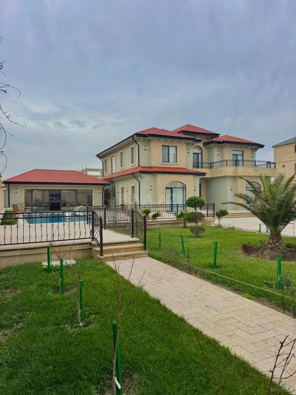 Satılır 5 otaqlı həyət evi 450 m²