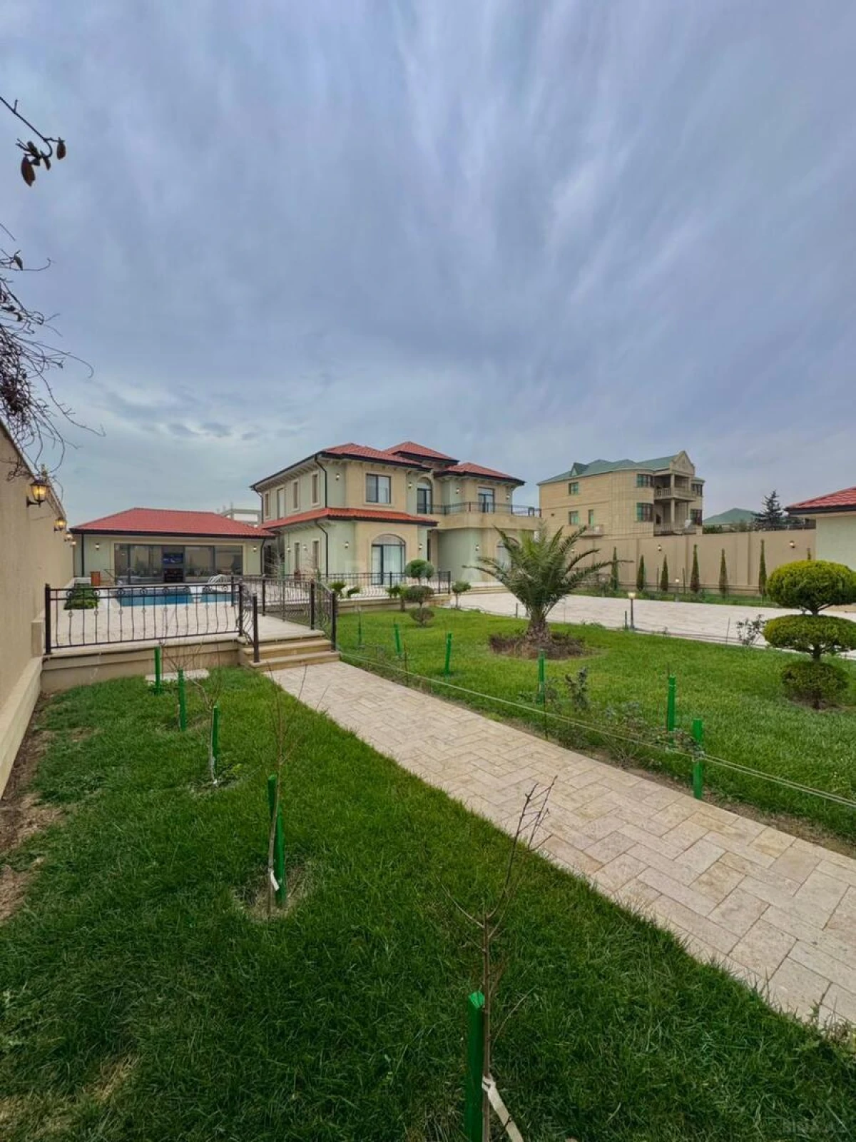 Satılır 5 otaqlı həyət evi 450 m²