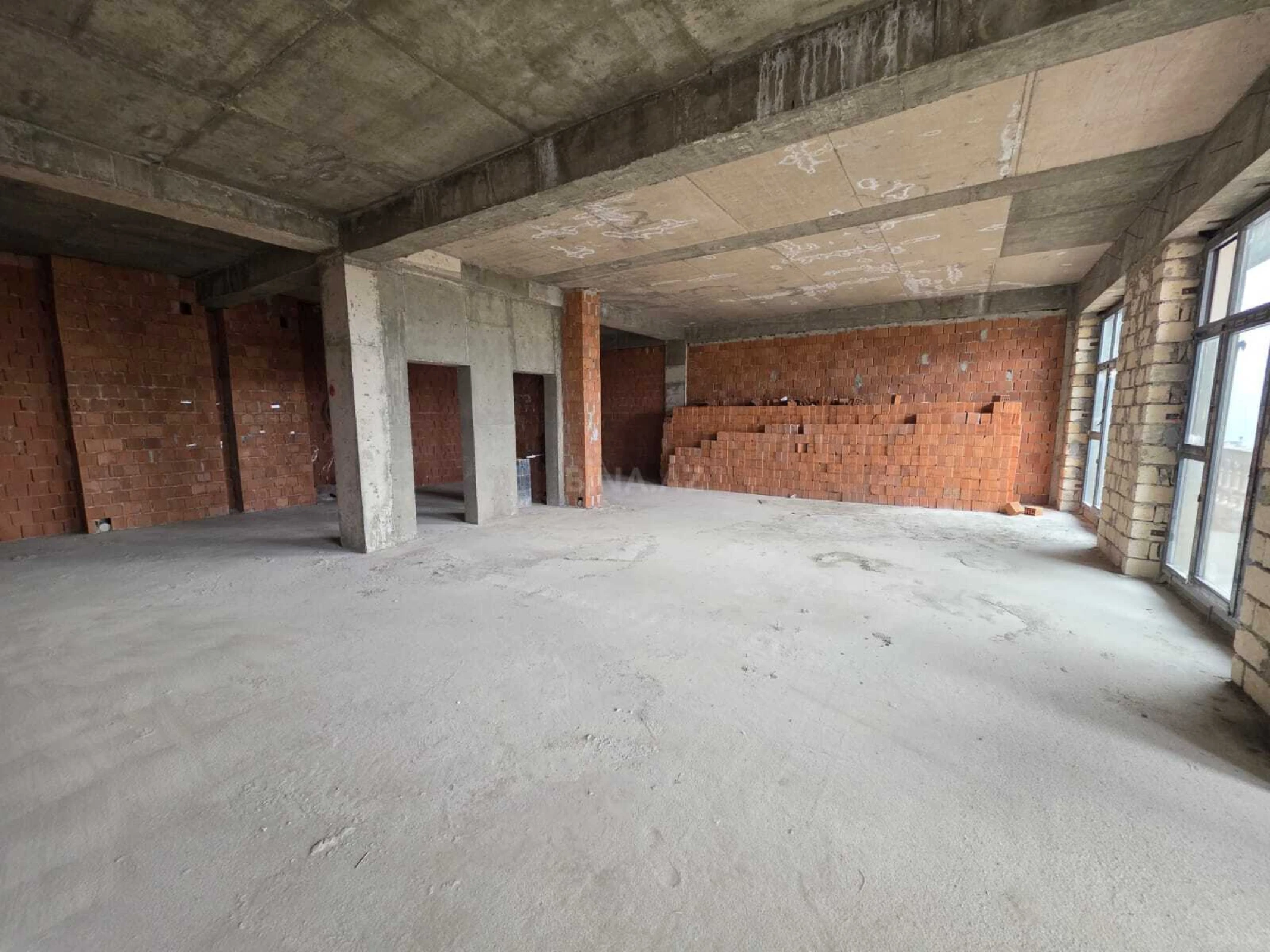 Satılır 3 otaqlı mənzil 174 m²