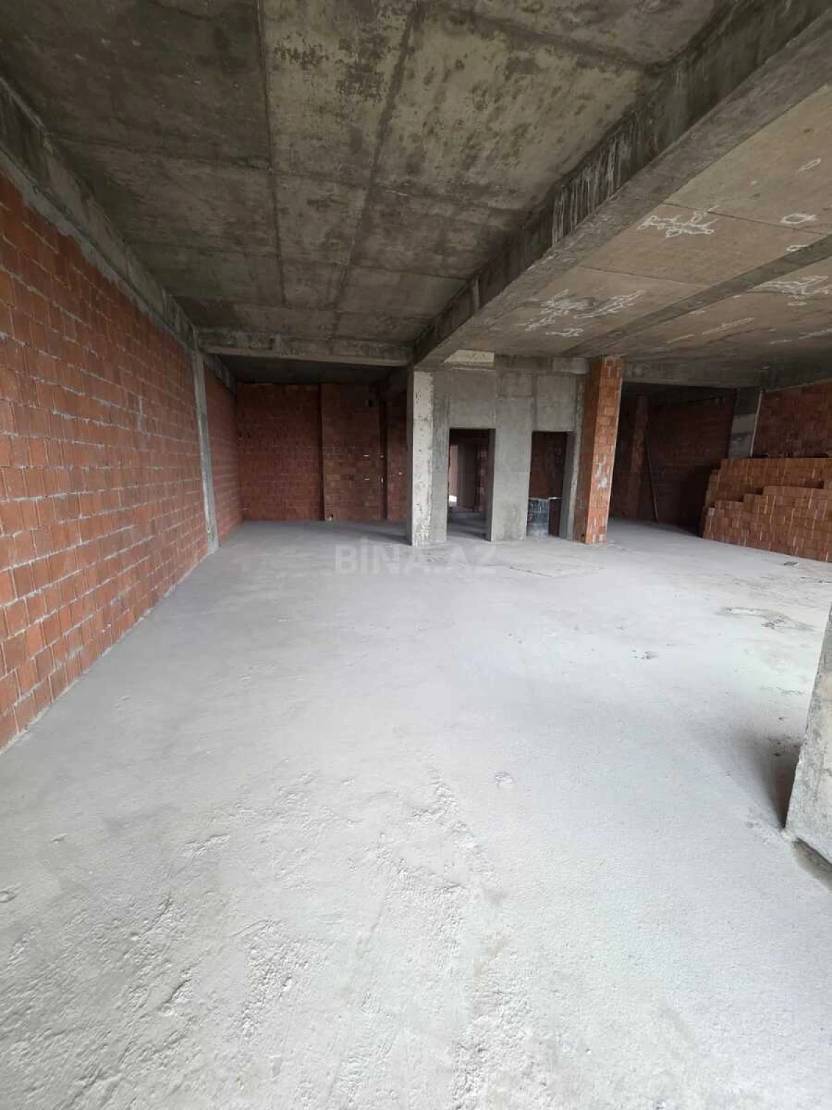 Satılır 3 otaqlı mənzil 174 m²