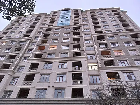 Satılır 4 otaqlı mənzil 166 m²