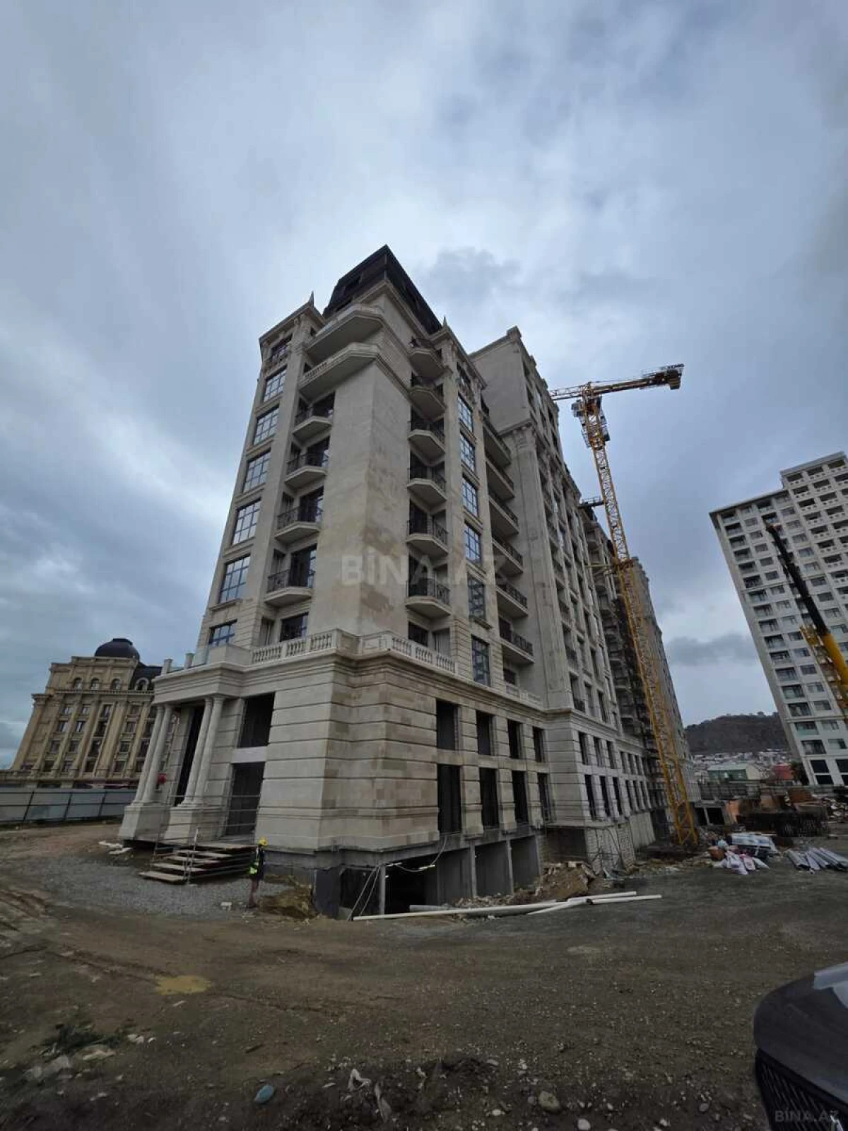 Satılır 4 otaqlı mənzil 343 m²