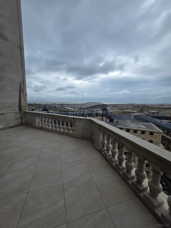 Satılır 4 otaqlı mənzil 343 m²