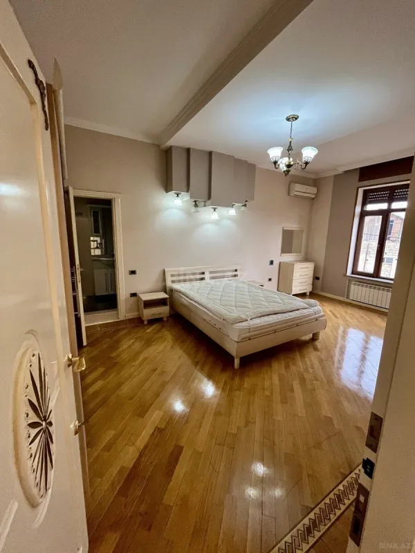 Satılır 7 otaqlı həyət evi 850 m²