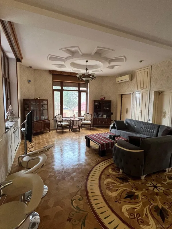 Satılır 7 otaqlı həyət evi 850 m²