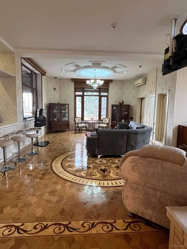Satılır 7 otaqlı həyət evi 850 m²