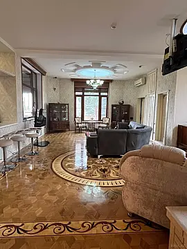 Satılır 7 otaqlı həyət evi 850 m²