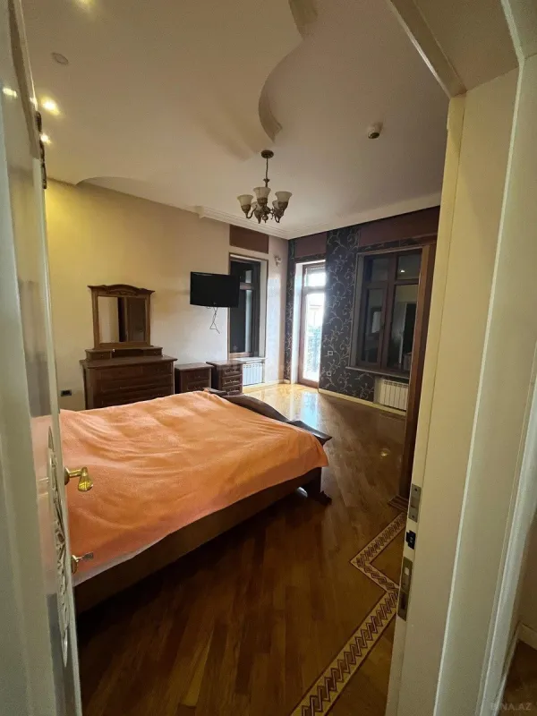 Satılır 7 otaqlı həyət evi 850 m²