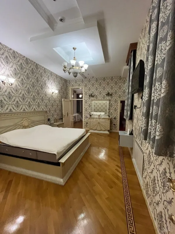 Satılır 7 otaqlı həyət evi 850 m²