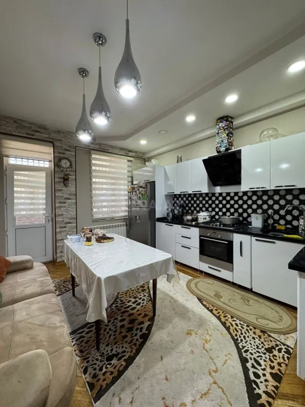 Satılır 3 otaqlı mənzil 136 m²