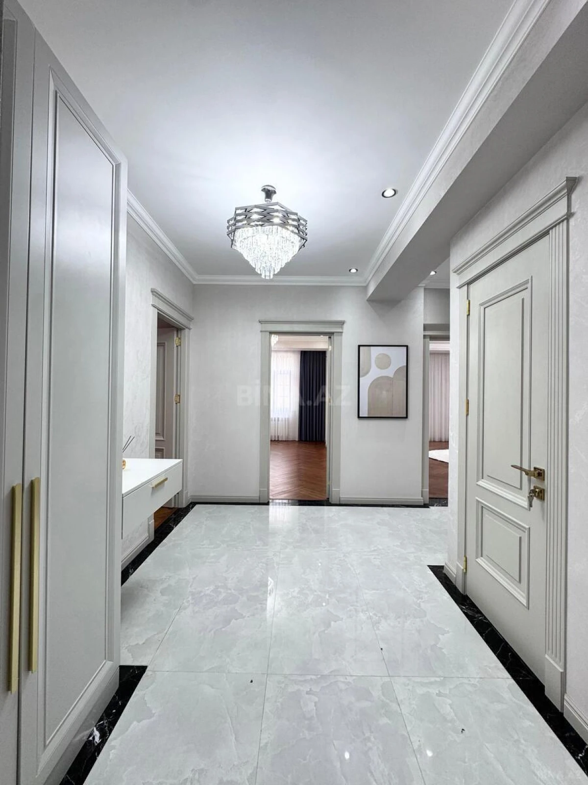 Satılır 3 otaqlı mənzil 138 m²