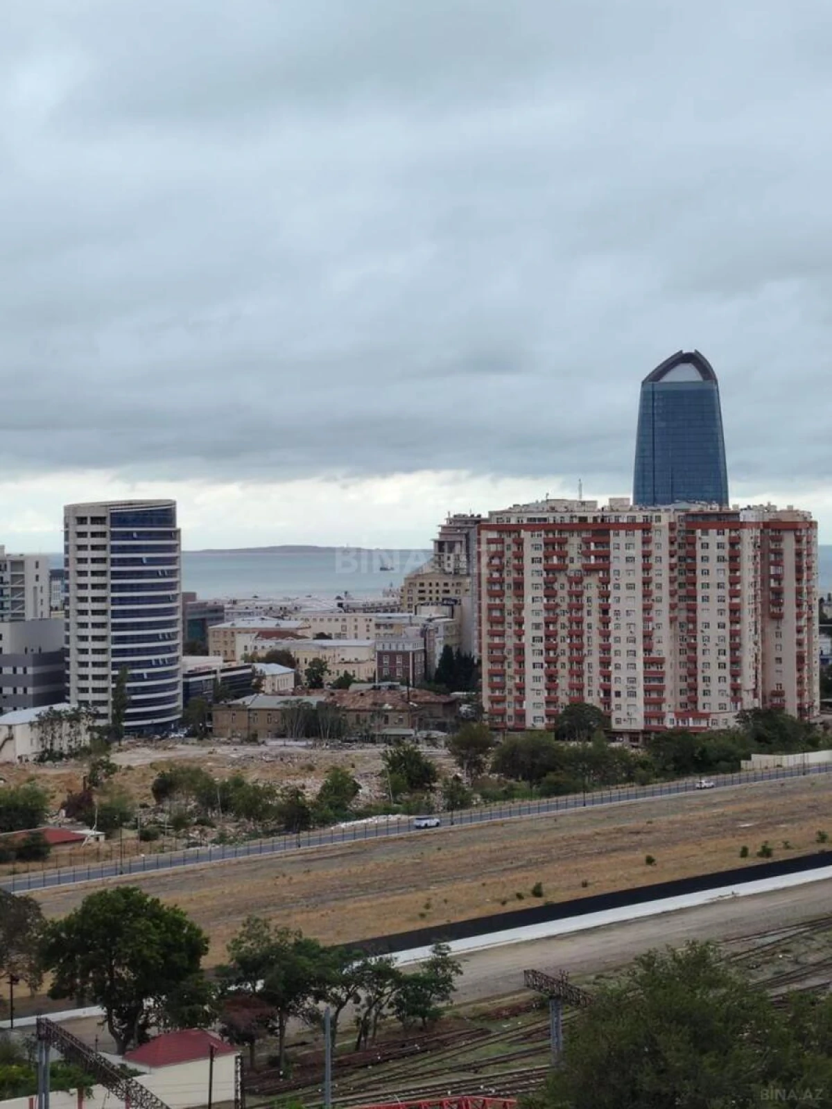 Satılır 2 otaqlı mənzil 83 m²