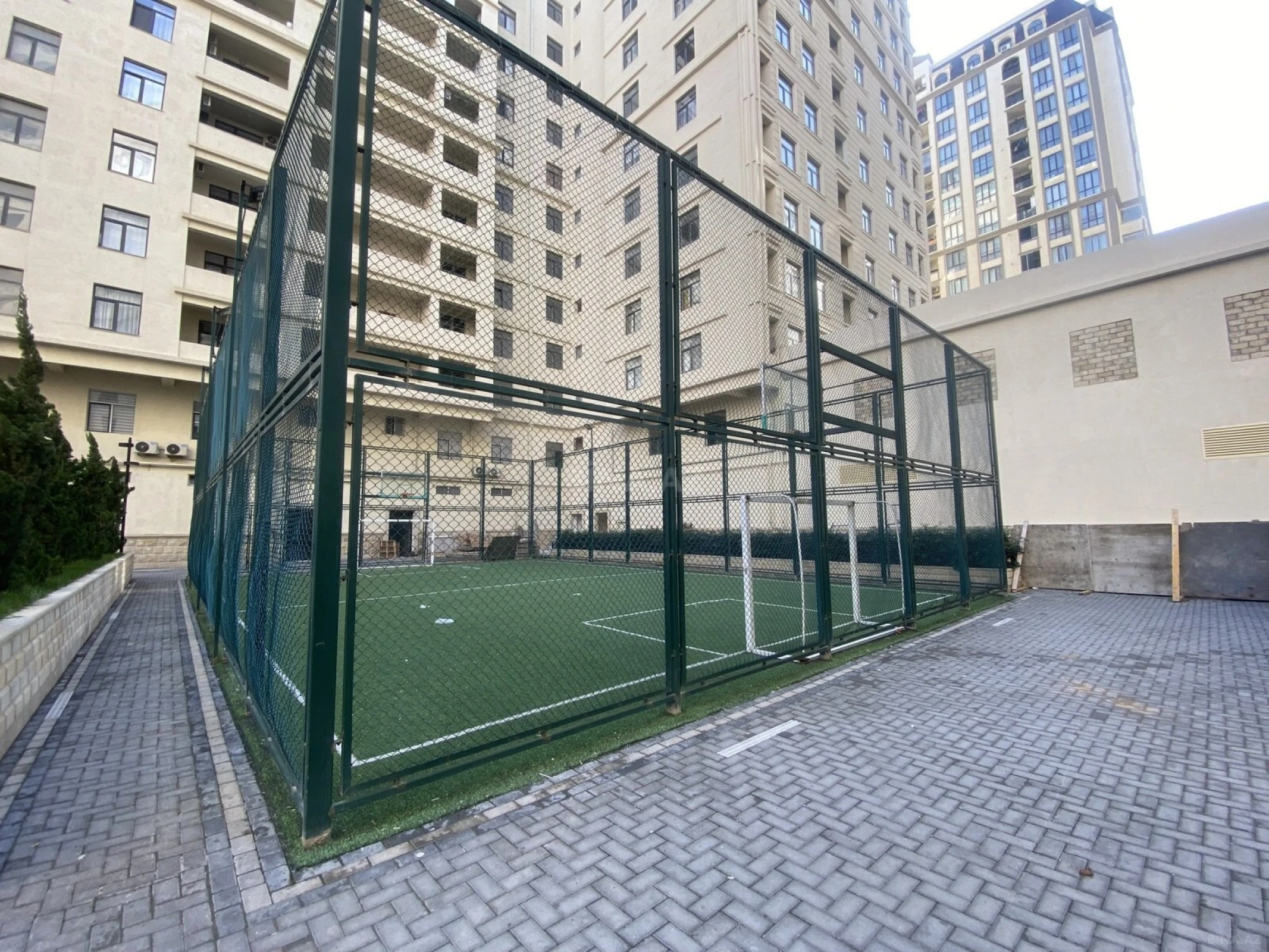 Satılır 2 otaqlı mənzil 83 m²