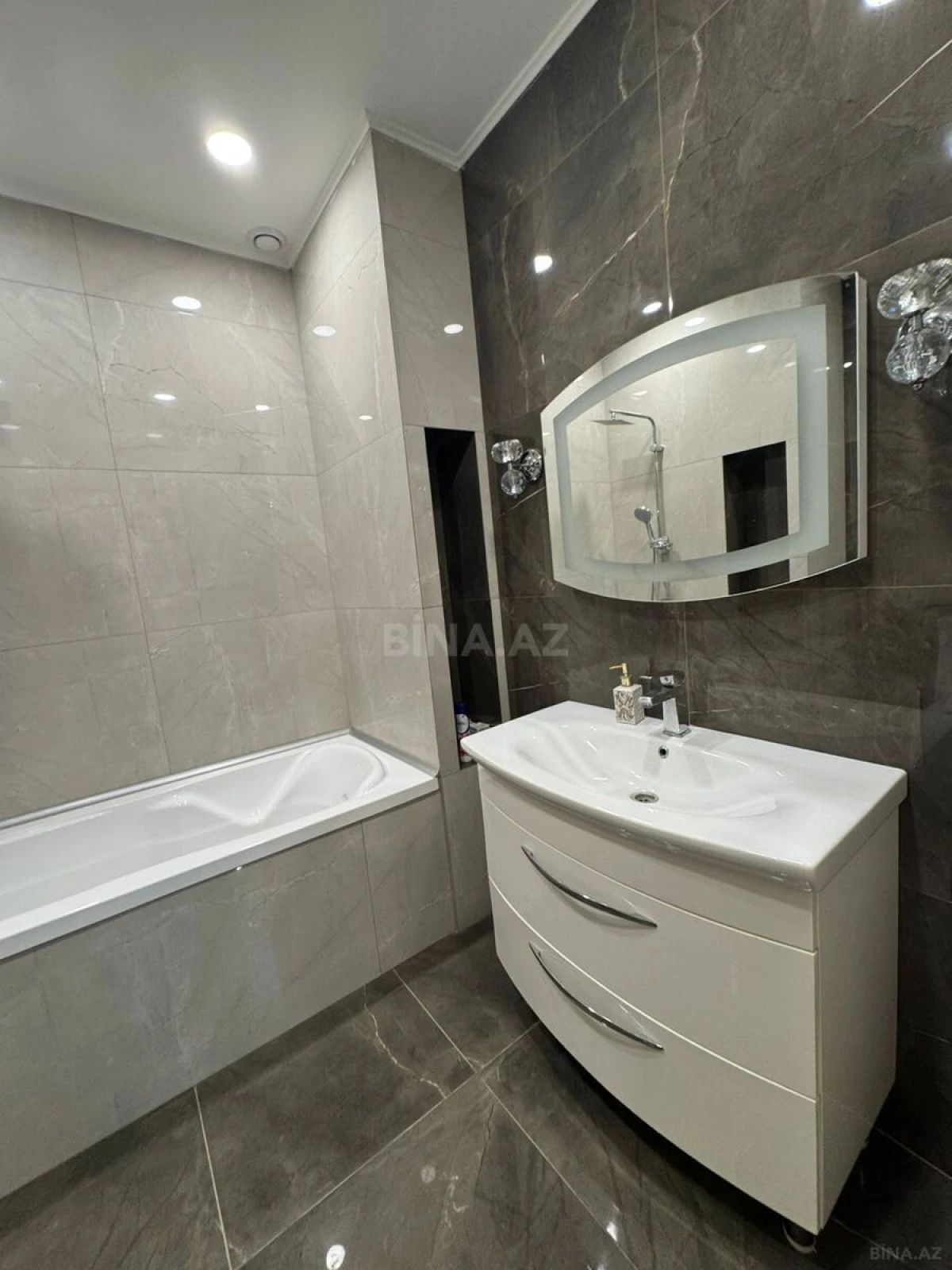 Kirayə verilir 3 otaqlı mənzil 140 m²