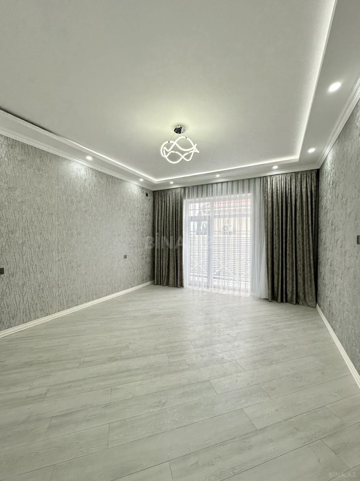 Satılır 5 otaqlı həyət evi 300 m²