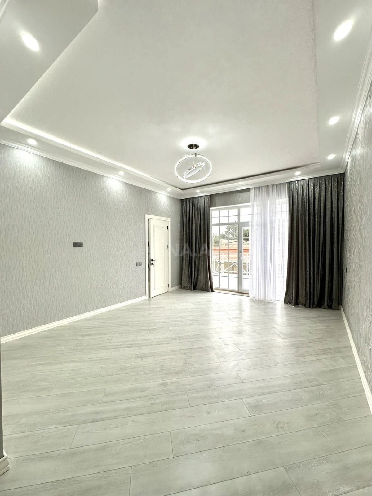 Satılır 5 otaqlı həyət evi 300 m²