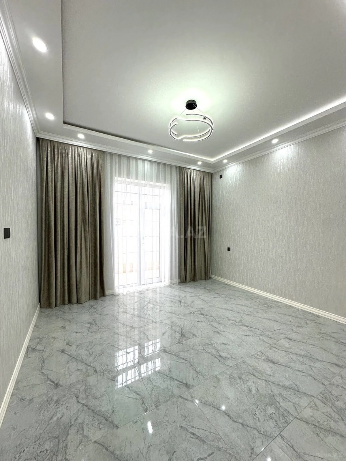 Satılır 5 otaqlı həyət evi 300 m²