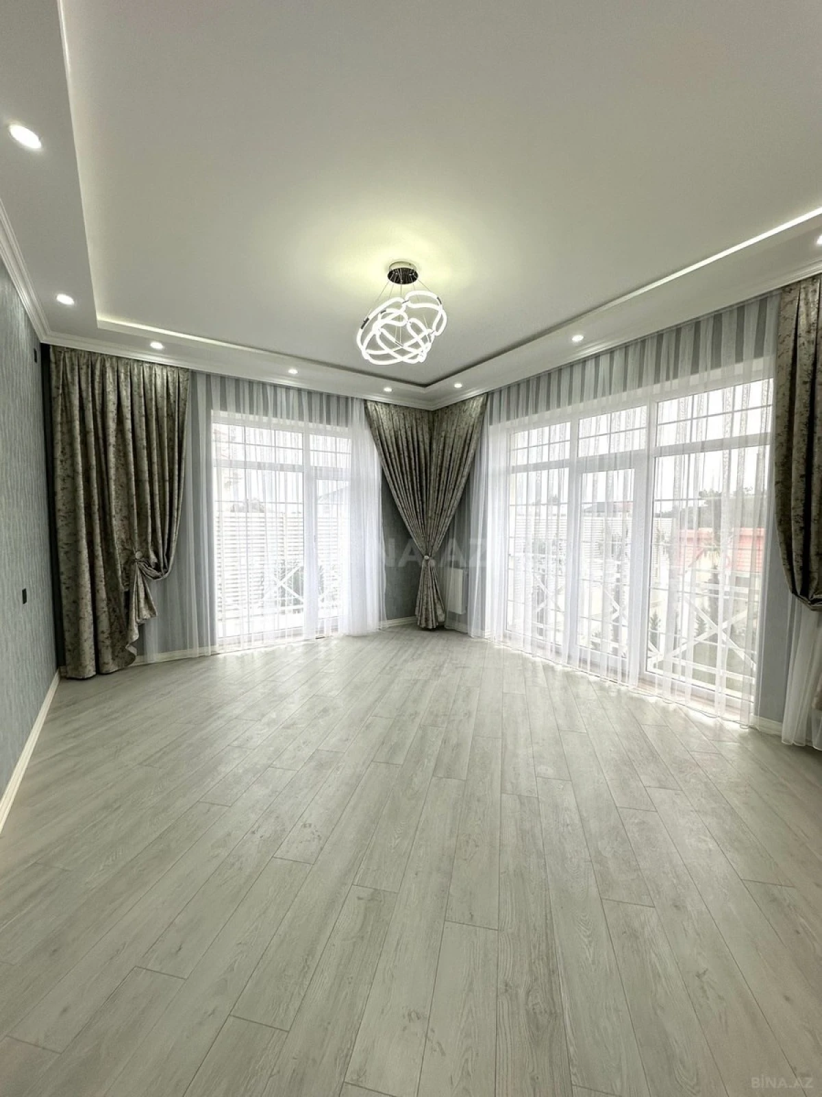 Satılır 5 otaqlı həyət evi 300 m²